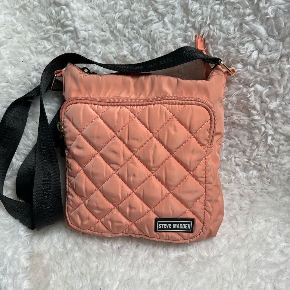 Steve Madden peach quilted nylon front zipper pocket shoulder/crossbody bag.